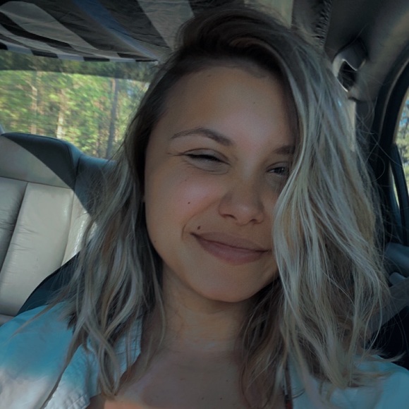 Profile Picture of Willow Moore (@goldwish) on Poshmark