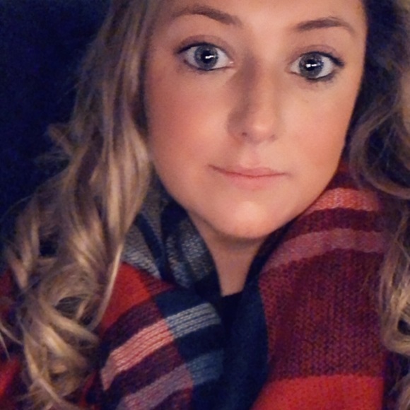 Julianne Atkins - Poshmark Profile Picture of Julianne Atkins (@julianneatkins) on Poshmark