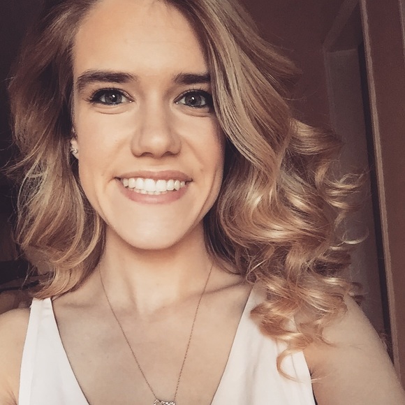 Profile Picture of Abby Ludlow (@aludlow94) on Poshmark