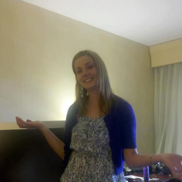 Profile Picture of Andrea Schillo (@andreaschillo) on Poshmark