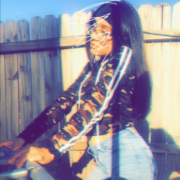 Profile Picture of Jackelyn Bartolomey (@jackelyn_05) on Poshmark