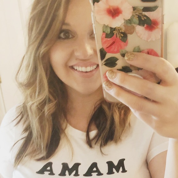 Profile Picture of Kelly Harkcom (@kyarnovich) on Poshmark