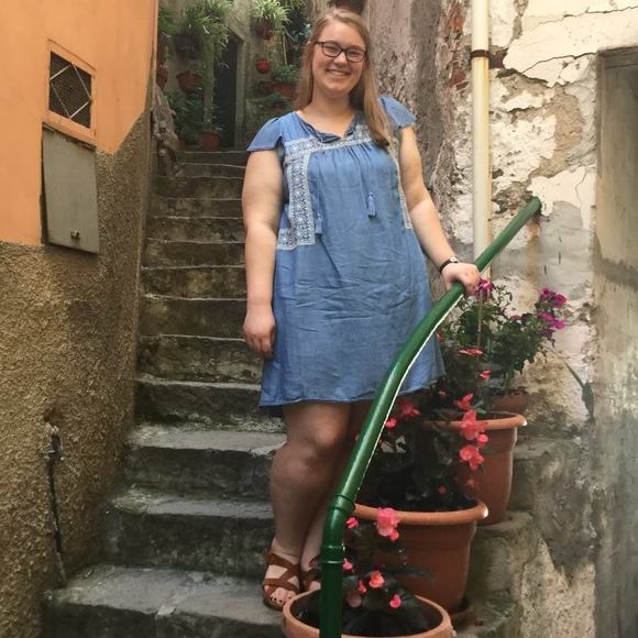 Profile Picture of Claire Fienup (@missclaireemily) on Poshmark