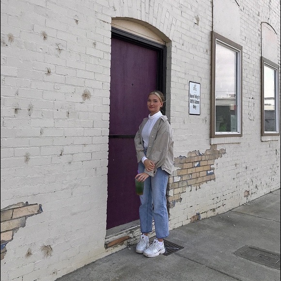 Profile Picture of Emma Kimakovskaya (@kimakovskayaa) on Poshmark