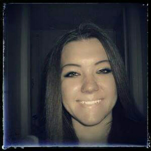 Profile Picture of Crystal Rowell (@crystal28r) on Poshmark