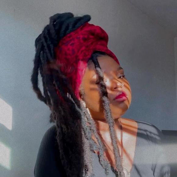 Profile Picture of Shakura Shird (@shakurashird) on Poshmark