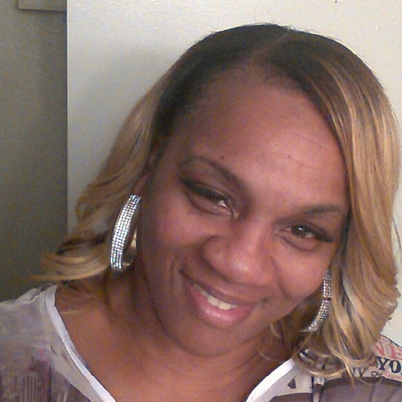 Profile Picture of Donnetta Lofton (@dlornloftom) on Poshmark