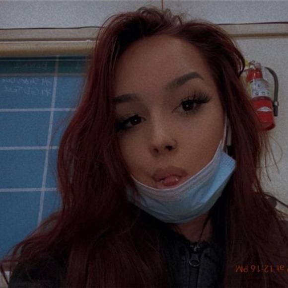 Profile Picture of Alize Rompon (@alizerompon) on Poshmark