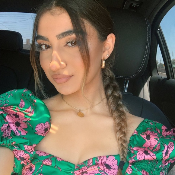 Profile Picture of Michelle Manoyan (@michelle_m__) on Poshmark