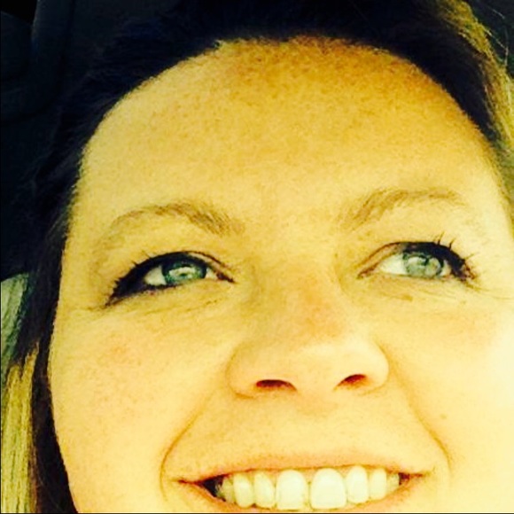 Profile Picture of Laura Cordell (@mommajean81) on Poshmark