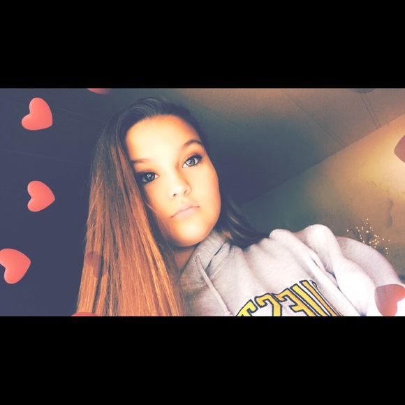 Profile Picture of Gracelyn Dottellis (@gracelynnnnn) on Poshmark