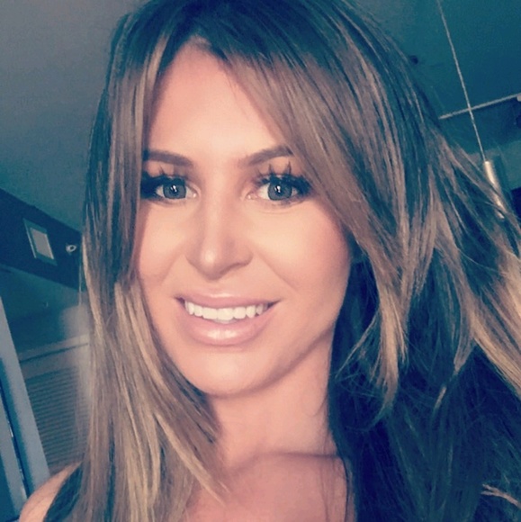 Profile Picture of Stefanie Scatchell (@sscatchell88) on Poshmark