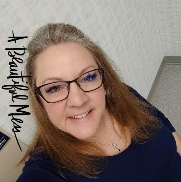 Profile Picture of Anne Wolfe (@anneluraywolfe) on Poshmark