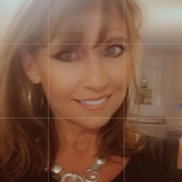 Profile Picture of Melissa Matthews (@m_matthews15) on Poshmark