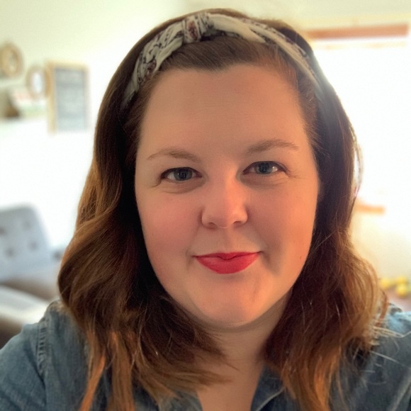 Profile Picture of Erin Blucker (@erinblucker) on Poshmark