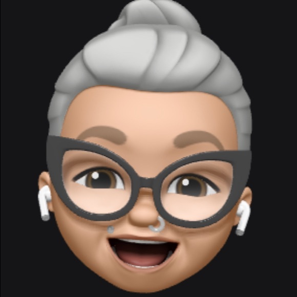 Profile Picture of Lorraine Mitchell (@sharkluva) on Poshmark
