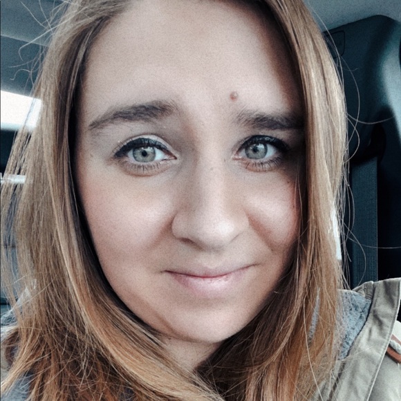 Profile Picture of Jessica Hostetler (@jessth1994) on Poshmark