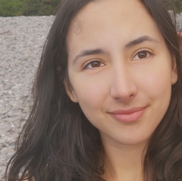 Profile Picture of Isabel Simons (@izsimons) on Poshmark