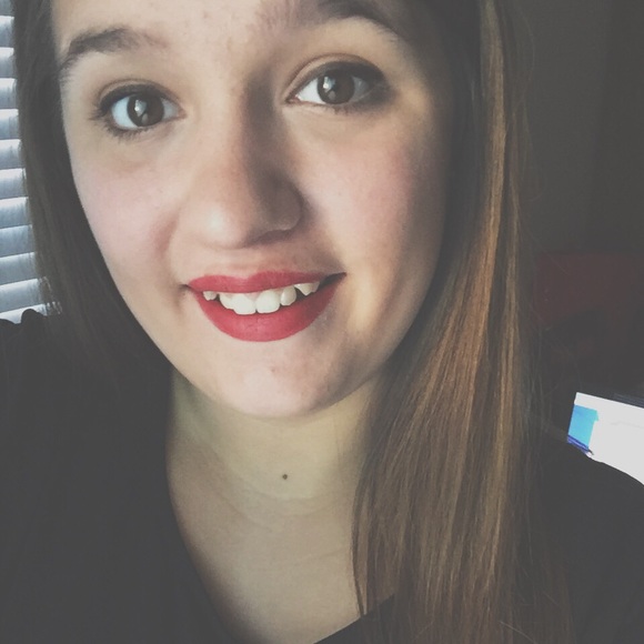 Profile Picture of Adriana Oxborrow (@adrianaoxborrow) on Poshmark