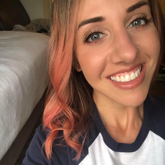 Profile Picture of Lindsay Yannotta (@lindsayyannotta) on Poshmark