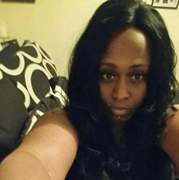 Profile Picture of Suzette Moore (@suzettemoore42) on Poshmark