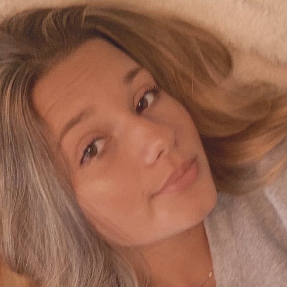 Profile Picture of Abbey Burton (@abbeyburtonn) on Poshmark