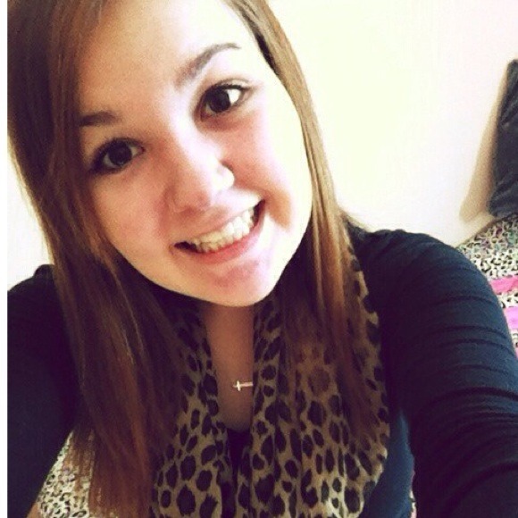 Profile Picture of Hannah Wozniak (@hannahpoolexo) on Poshmark