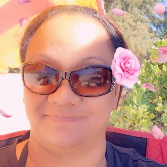 Profile Picture of Chevette Caspino (@ccaspino) on Poshmark