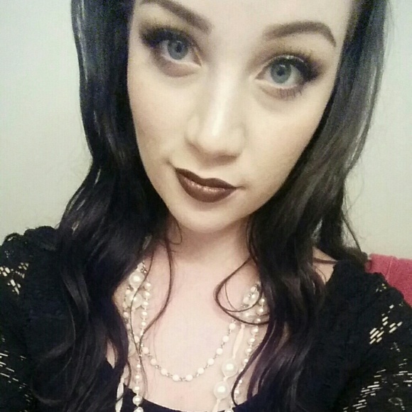 Profile Picture of Alexa Lindholme (@alexalovescatz) on Poshmark