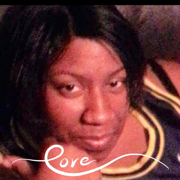 Profile Picture of Valarie Moore (@lizzy2lil8) on Poshmark