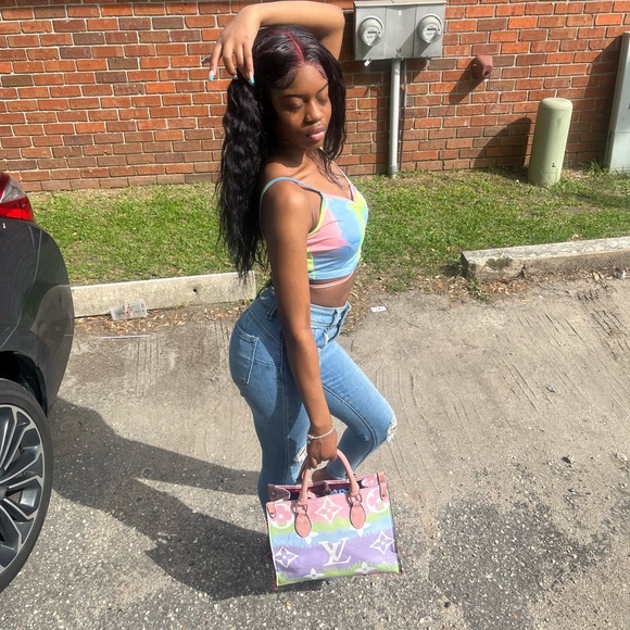 Profile Picture of Brianna Davis (@brianna_davis14) on Poshmark