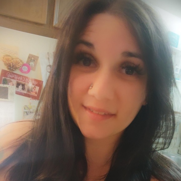Profile Picture of Shayna Slader (@shaynaslader) on Poshmark