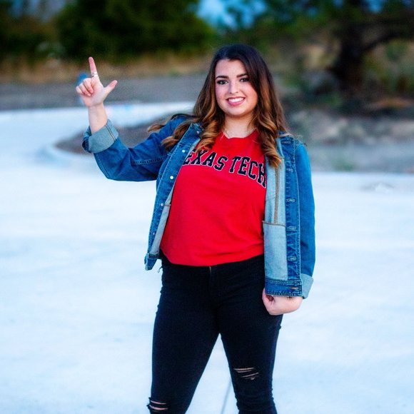 Profile Picture of Kaylee Dickison (@kaylee_dickison) on Poshmark
