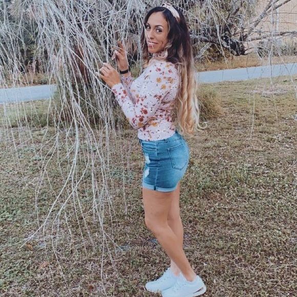 Profile Picture of Debbie Santiago (@spatrend) on Poshmark