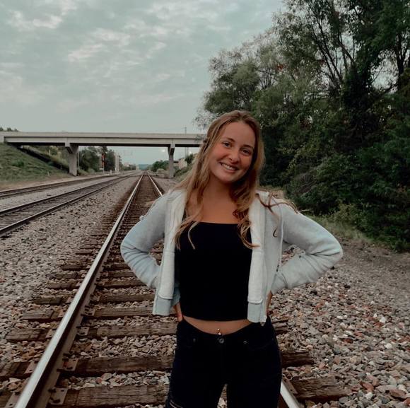 Profile Picture of Alli Minder (@anminder1) on Poshmark
