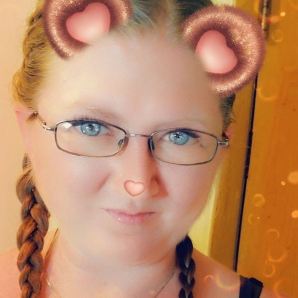 Profile Picture of Lisa Greer (@lisagreer972) on Poshmark