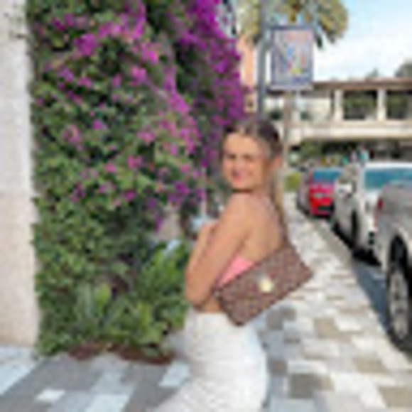Profile Picture of Gabbi Foress (@gabbiforess) on Poshmark