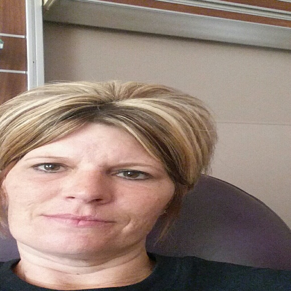 Profile Picture of Lori Leach (@marklorileach) on Poshmark