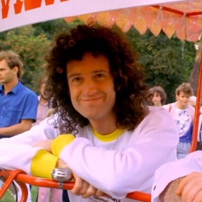 Profile Picture of Curly Hair (@QueenieFv) on Twitter