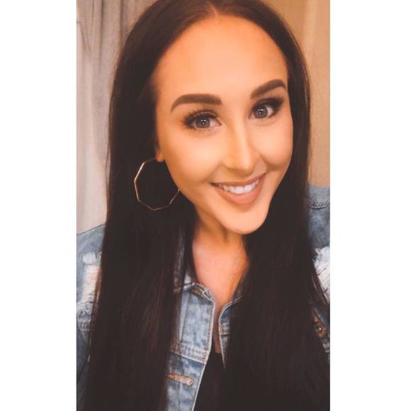 Profile Picture of Danielle Collier (@vdcollier) on Poshmark