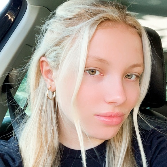 Profile Picture of Emily Sitton (@emily_sitton23) on Poshmark