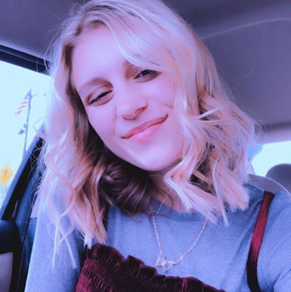 Profile Picture of Emma Knospe (@emmaknospe) on Poshmark