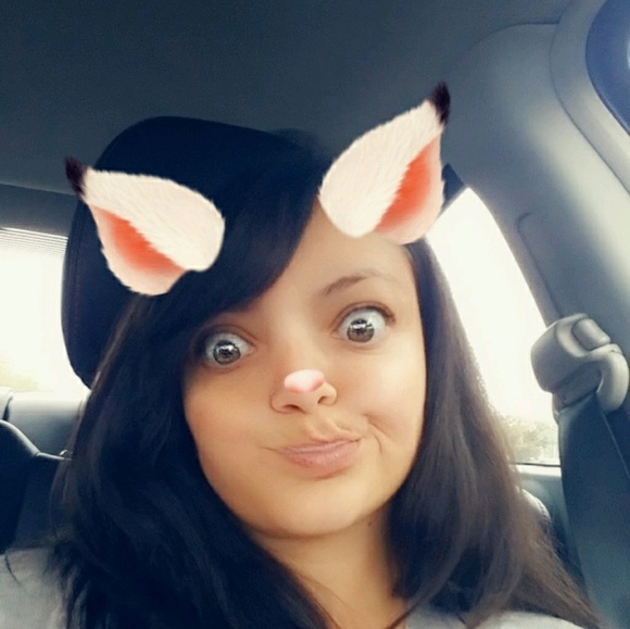 Profile Picture of Jessica Longmire (@saveyonsmom) on Poshmark