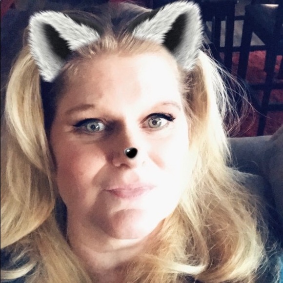 Profile Picture of Mary beth Petrosh (@coolcasemanager) on Poshmark