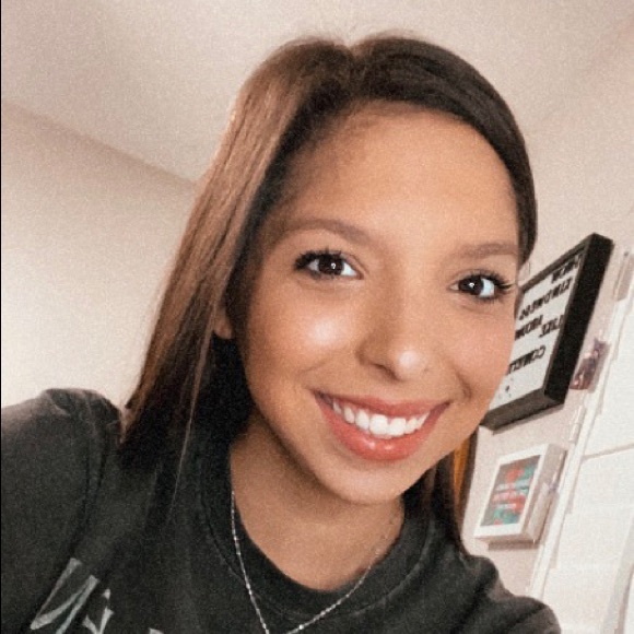 Profile Picture of Alexa Fernandez (@allexaa02) on Poshmark