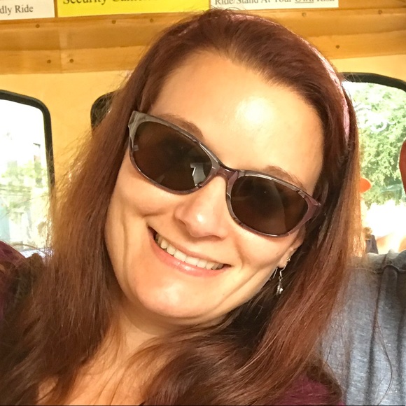 Profile Picture of Jessica Steckling (@jessbcuziz) on Poshmark