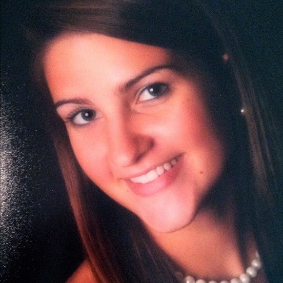 Profile Picture of Daniella Helline (@dhelline) on Poshmark