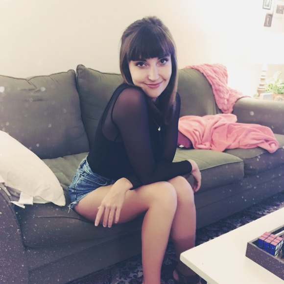 Profile Picture of Jillianne Larson (@jilliannelarson) on Poshmark