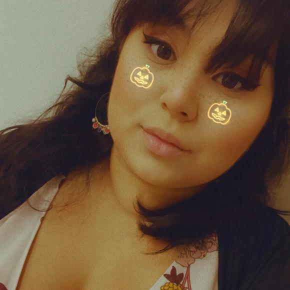 Profile Picture of Caitlin Wilcox (@catiecat_) on Poshmark