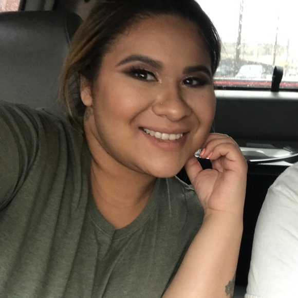 Profile Picture of Jeanette Fernandez (@fernajea) on Poshmark